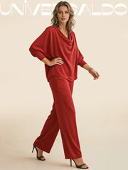 Удобен комплект от две части от кадифена тениска и панталон с еластично деколте