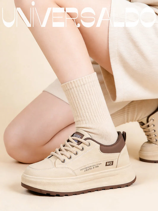 Бели спортни обувки с дебела и мека подметка